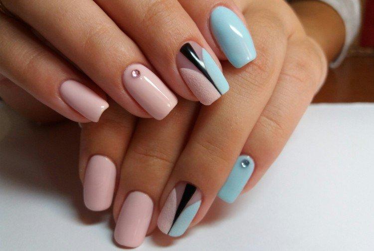 Розовый маникюр с яркими цветами