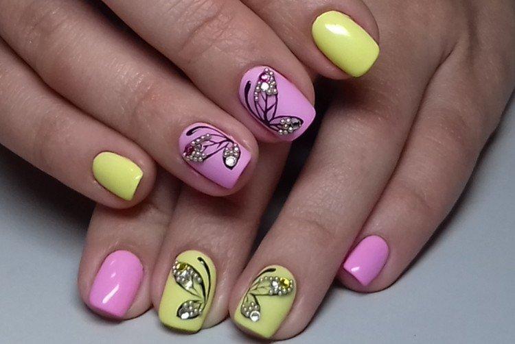 Розовый маникюр с яркими цветами