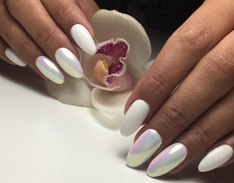 Белый маникюр с втиркой