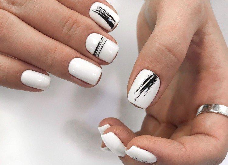 Белый маникюр с рисунками