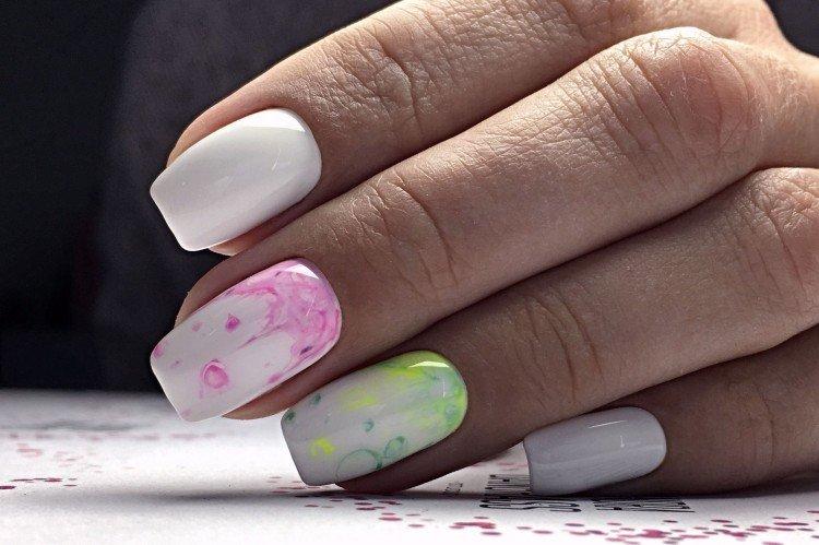 Белый маникюр с акварелью