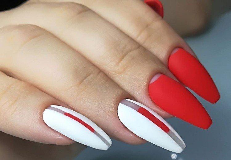 Белый маникюр с красным