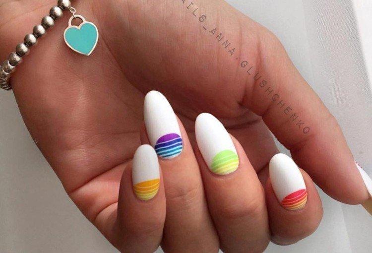 Белый маникюр с яркими цветами