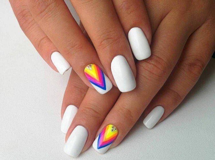 Белый маникюр с яркими цветами