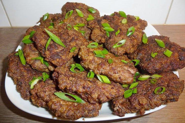 Печеночные котлеты с копченой грудинкой