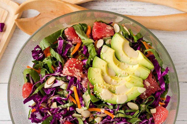 Капустный салат с авокадо, грейпфрутом и шпинатом