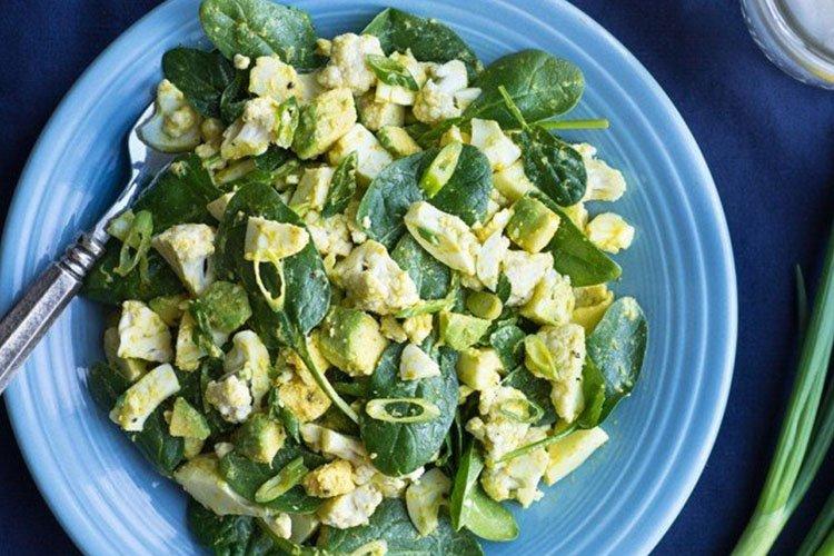 Салат «Здоровье» со шпинатом и сметаной