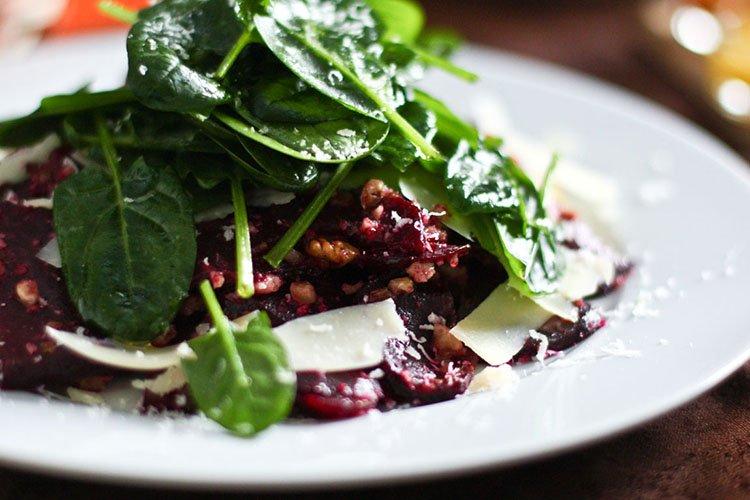 Свекольный салат со шпинатом в медовой заливке