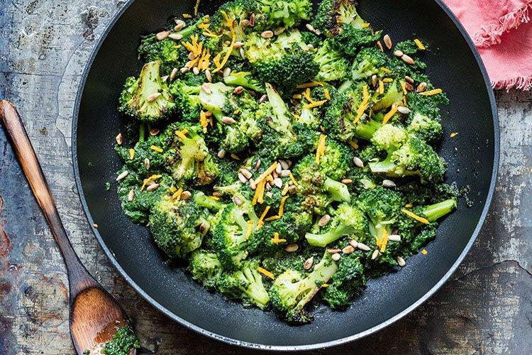 Теплый салат со шпинатом и брокколи