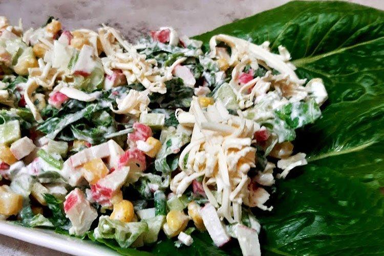 Салат из крабовых палочек со шпинатом