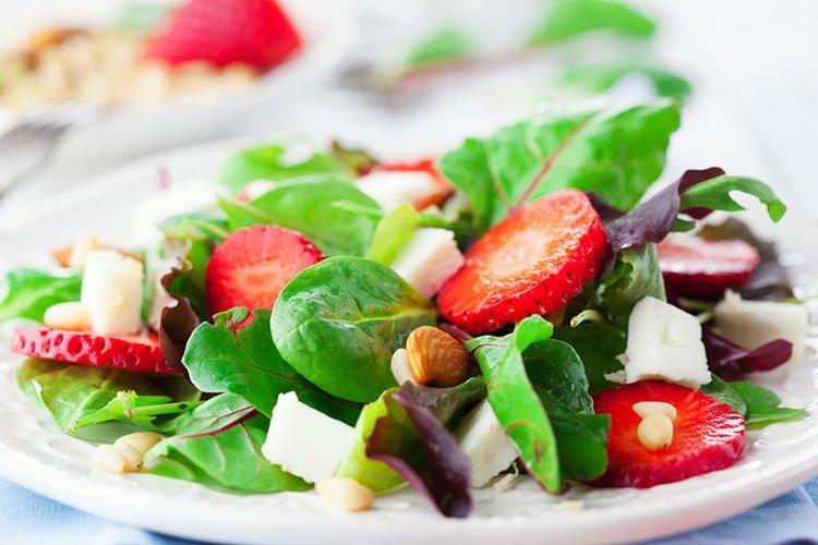 Салат с клубникой, шпинатом и миндалем