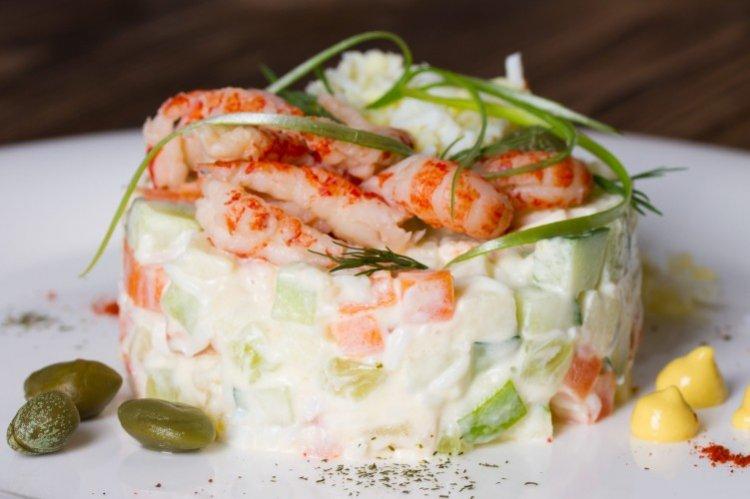 Салат «Оливье» с рыбой и королевскими креветками