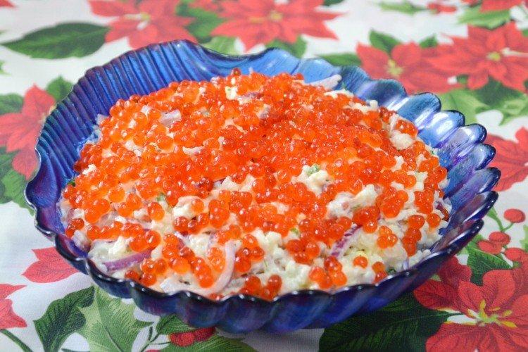Салат с красной икрой, семгой и креветками