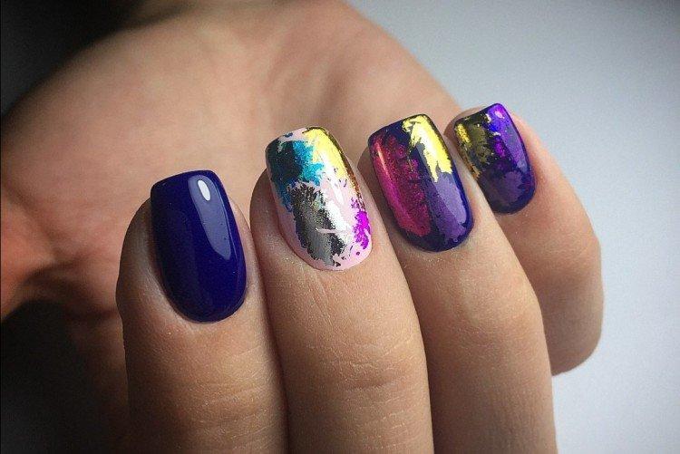 Синий маникюр с фольгой