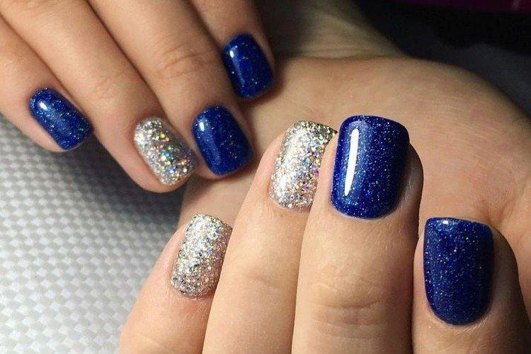 Синий маникюр с блестками