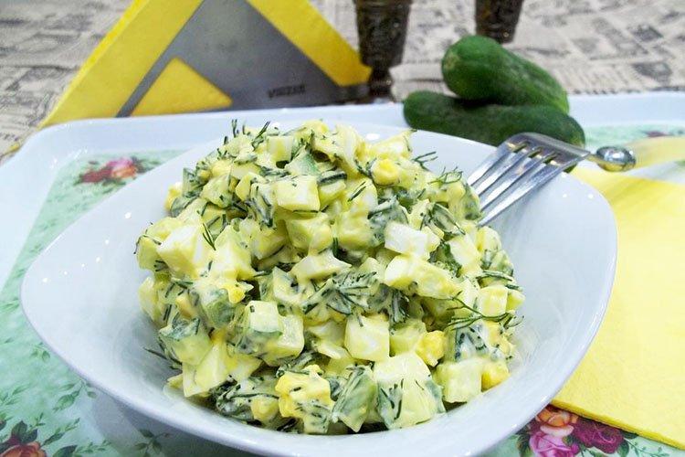 Салат с вареными яйцами и огурцами