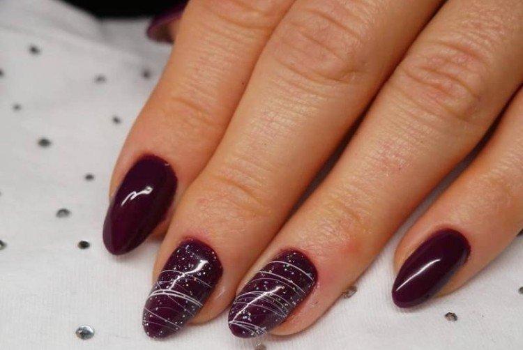 Бордовый маникюр с паутинкой