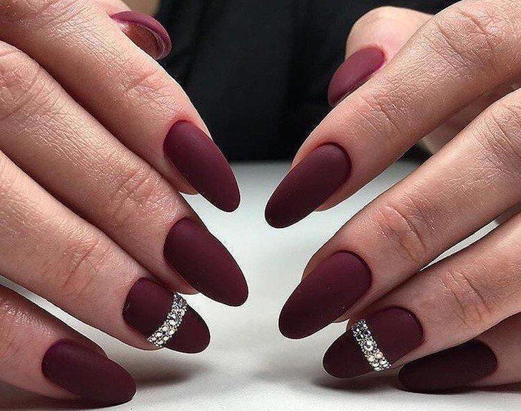 Бордовый маникюр с камнями