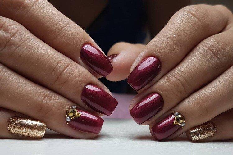 Бордовый маникюр с золотом
