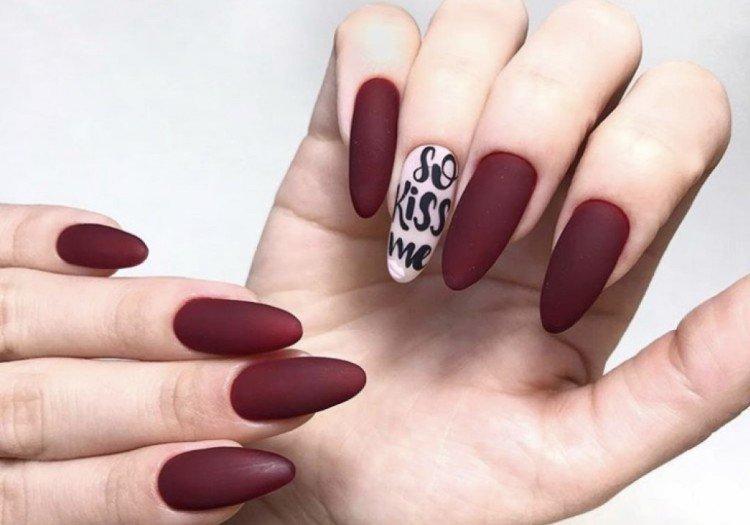 Бордовый матовый маникюр