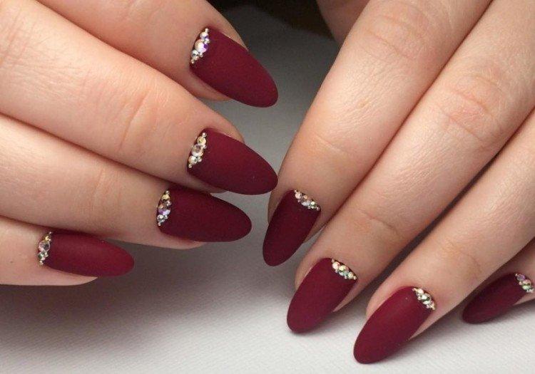 Матовый темный маникюр