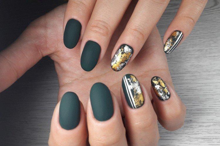 Матовый маникюр с фольгой