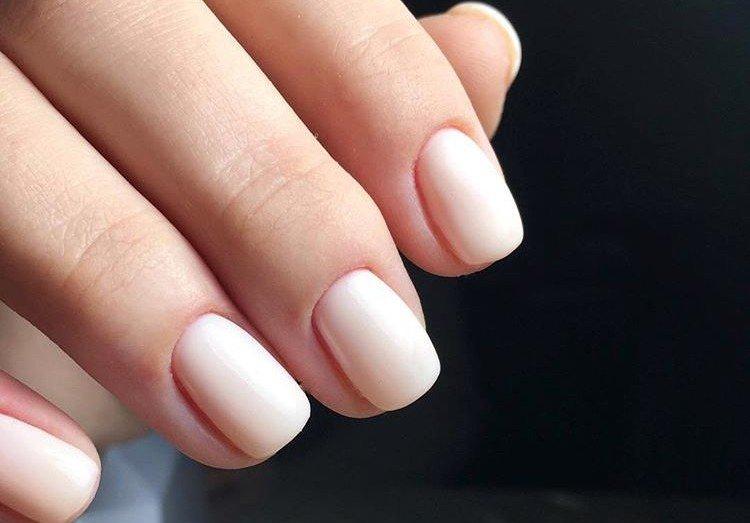 Однотонный молочный маникюр