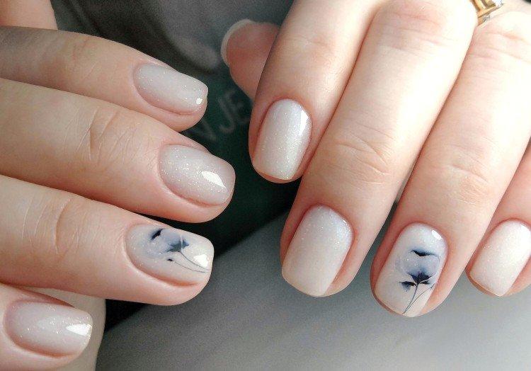 Молочный маникюр с наклейками