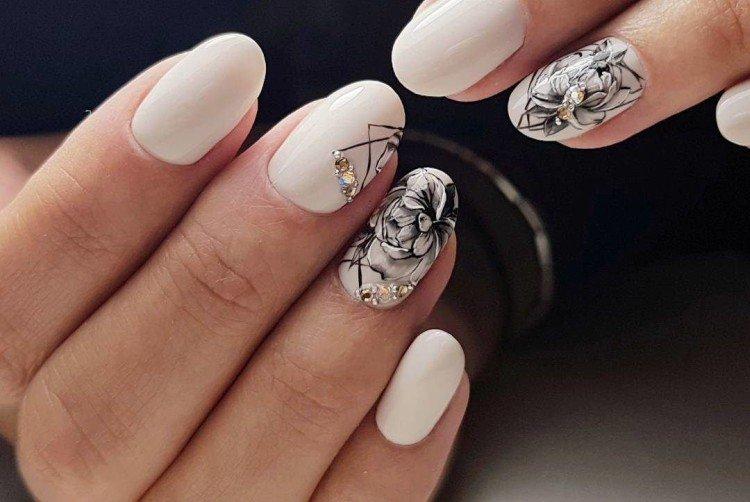 Молочный маникюр с черным