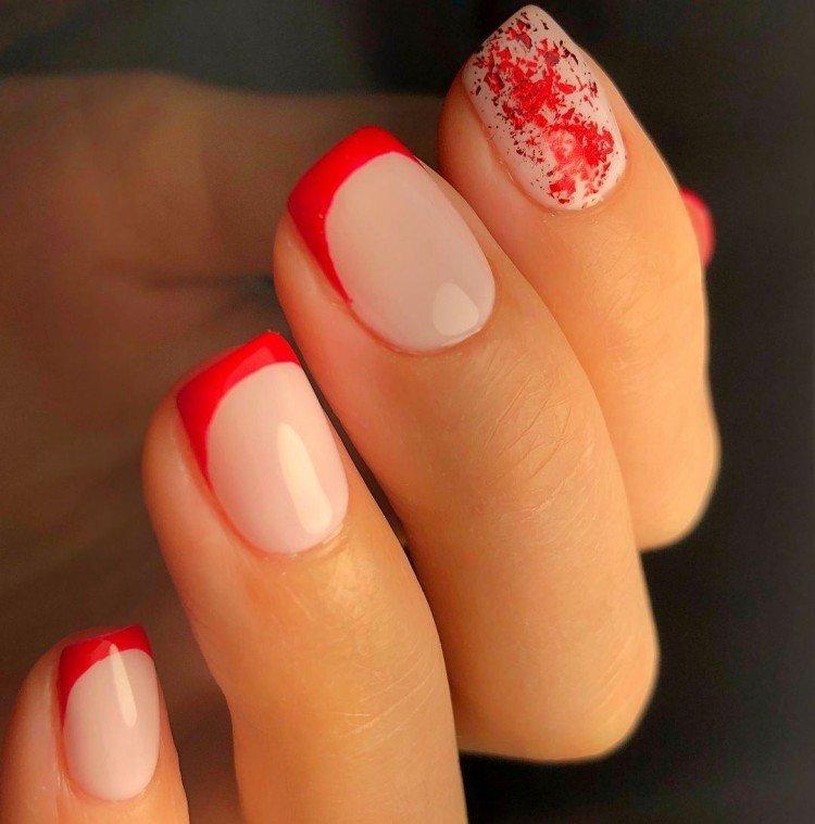 Молочный маникюр с красным