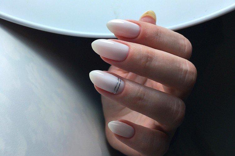 Молочный маникюр с серебром