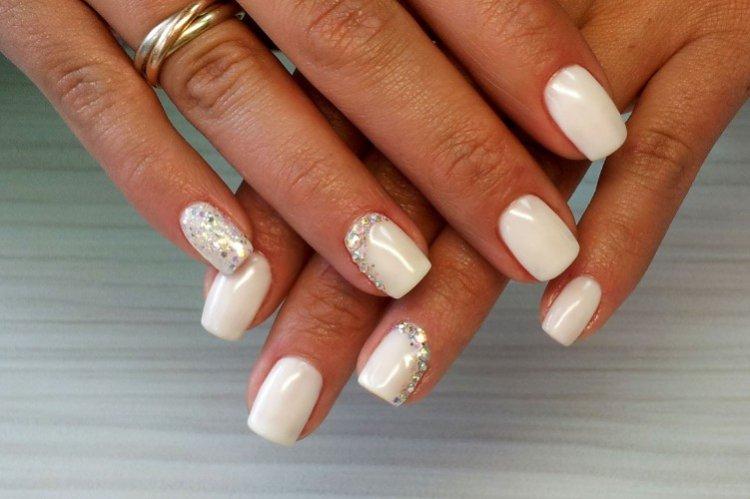 Свадебный молочный маникюр