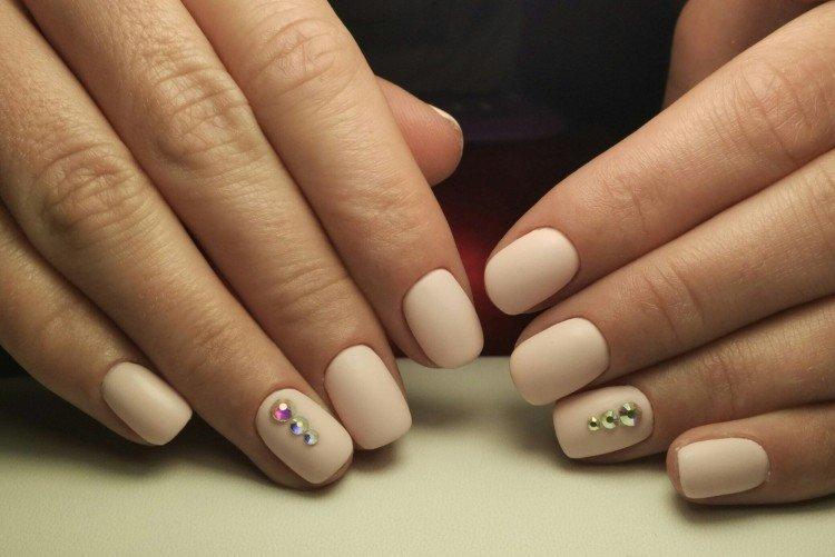 Матовый молочный маникюр
