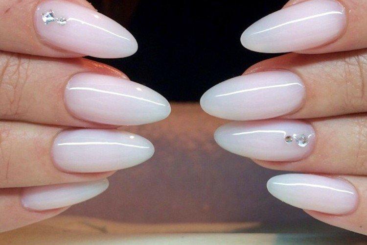 Молочный полупрозрачный маникюр