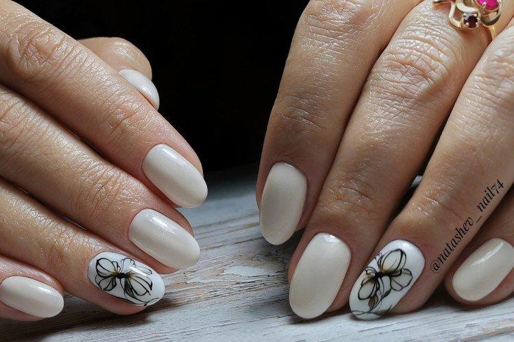 Молочный маникюр с наклейками