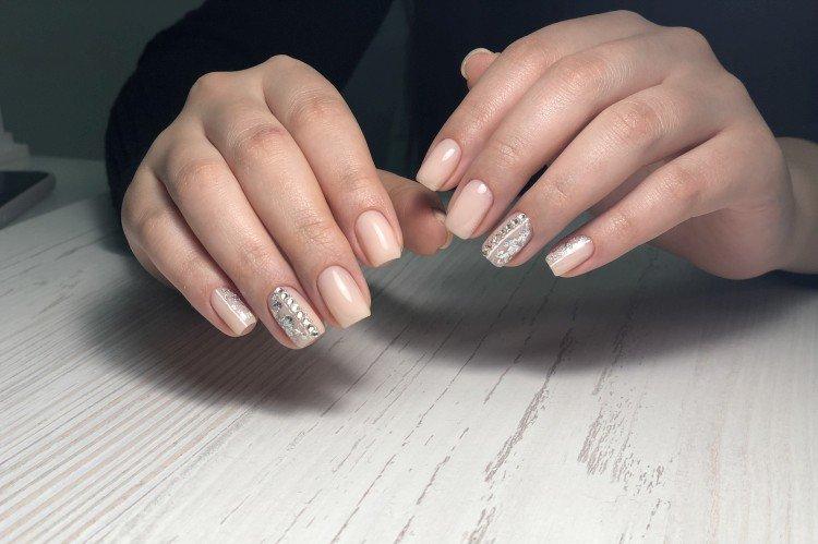 Нюдовый маникюр на квадратные ногти