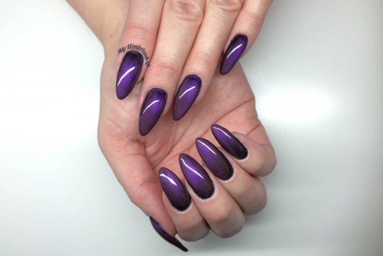 Фиолетовый маникюр «кошачий глаз»