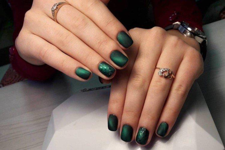 Матовый маникюр «кошачий глаз»