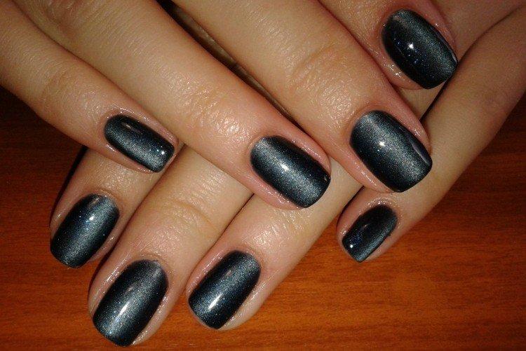 Серый маникюр «кошачий глаз» 2021