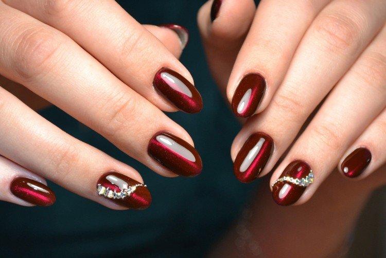 Красный маникюр «кошачий глаз»