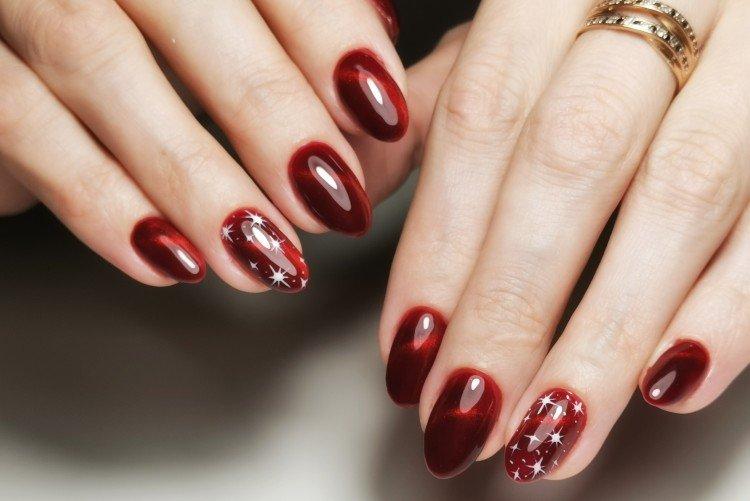 Красный маникюр «кошачий глаз»