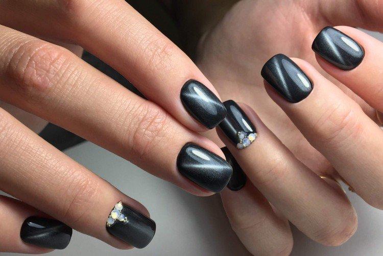 Черный маникюр «кошачий глаз»