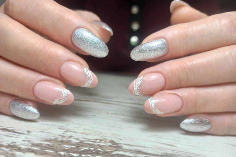Серебряный маникюр с блестками