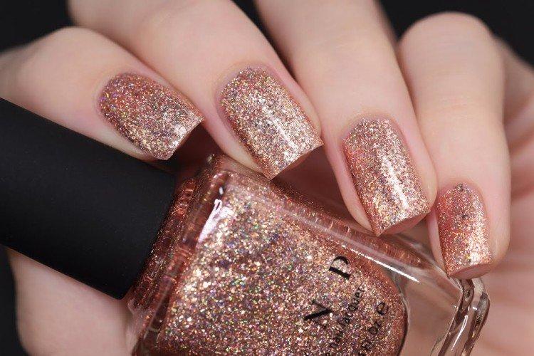 Розовый маникюр с блестками