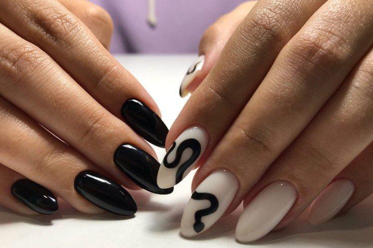 Темный маникюр с бежевым и молочным