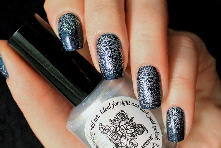 Темный маникюр со стемпингом и наклейками
