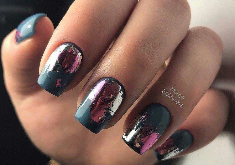 Темный маникюр с фольгой