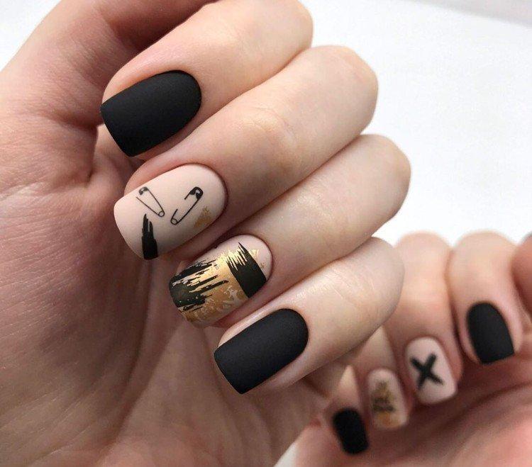 Темный маникюр с бежевым и молочным