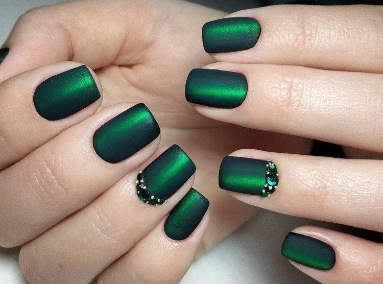 Темно-зеленый маникюр