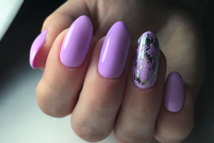 Фиолетовый маникюр с фольгой